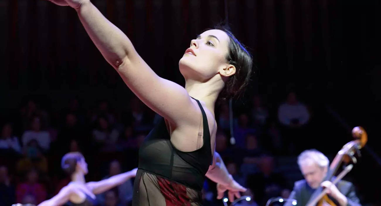 photo d'une danseuse avec des musiciens classiques en arrière plan