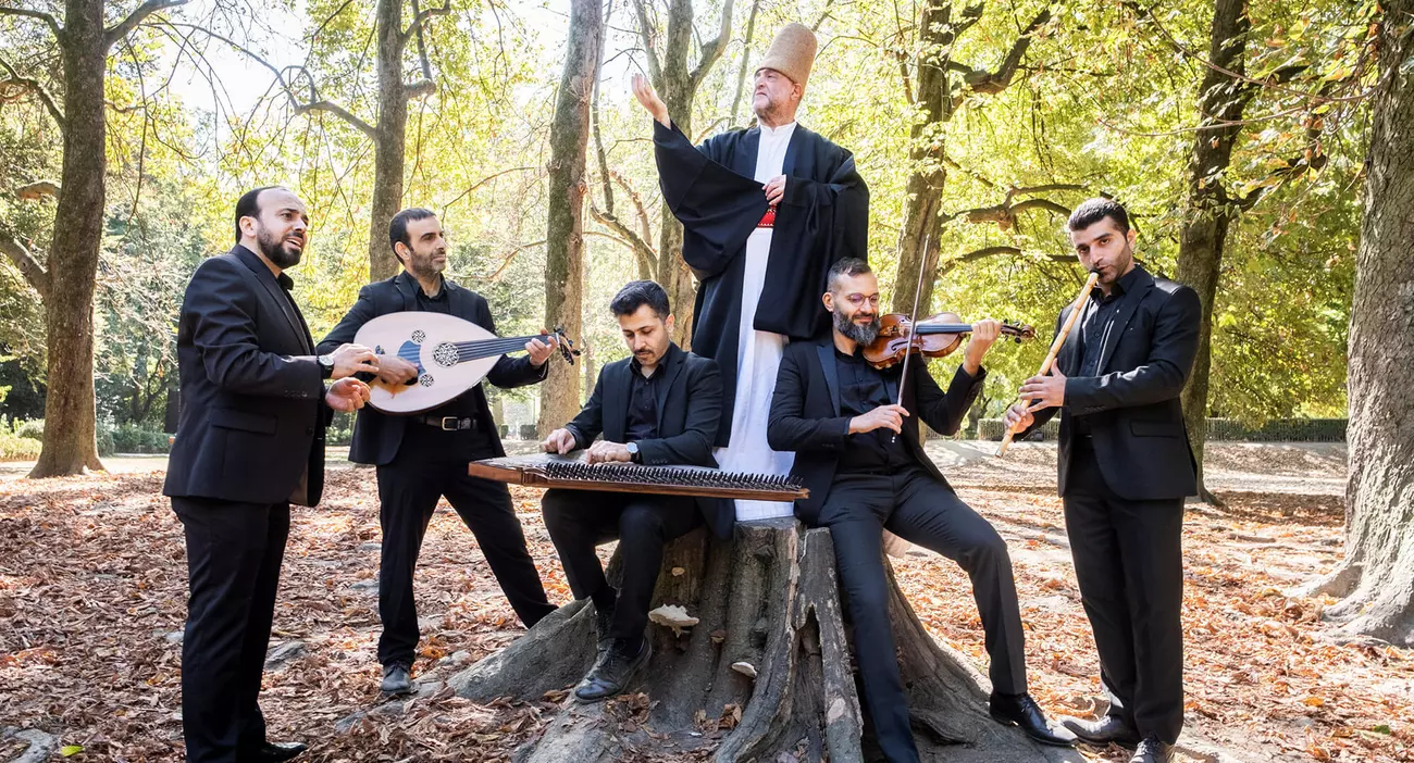 photo des musiciens posant dans la forêt