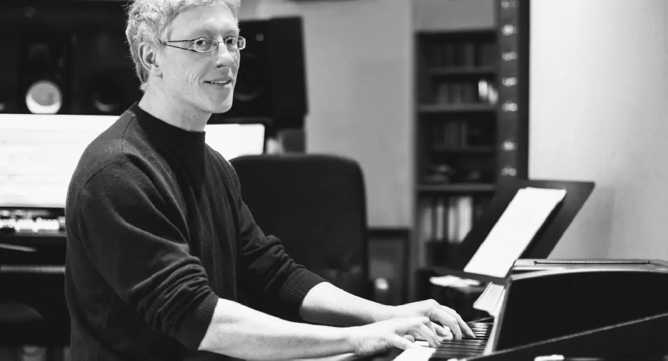 Yves Gourmeur en train de jouer du piano