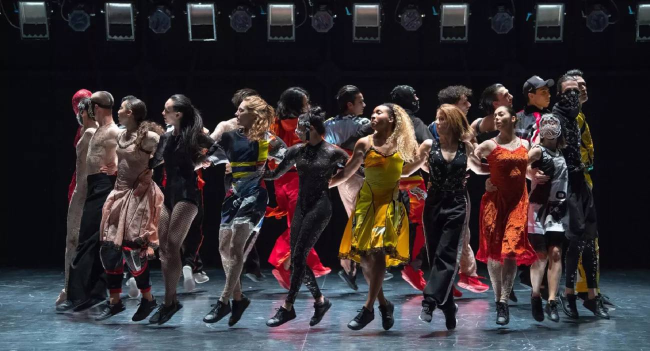 photo des danseurs et danseuses, en groupe, sur la scène