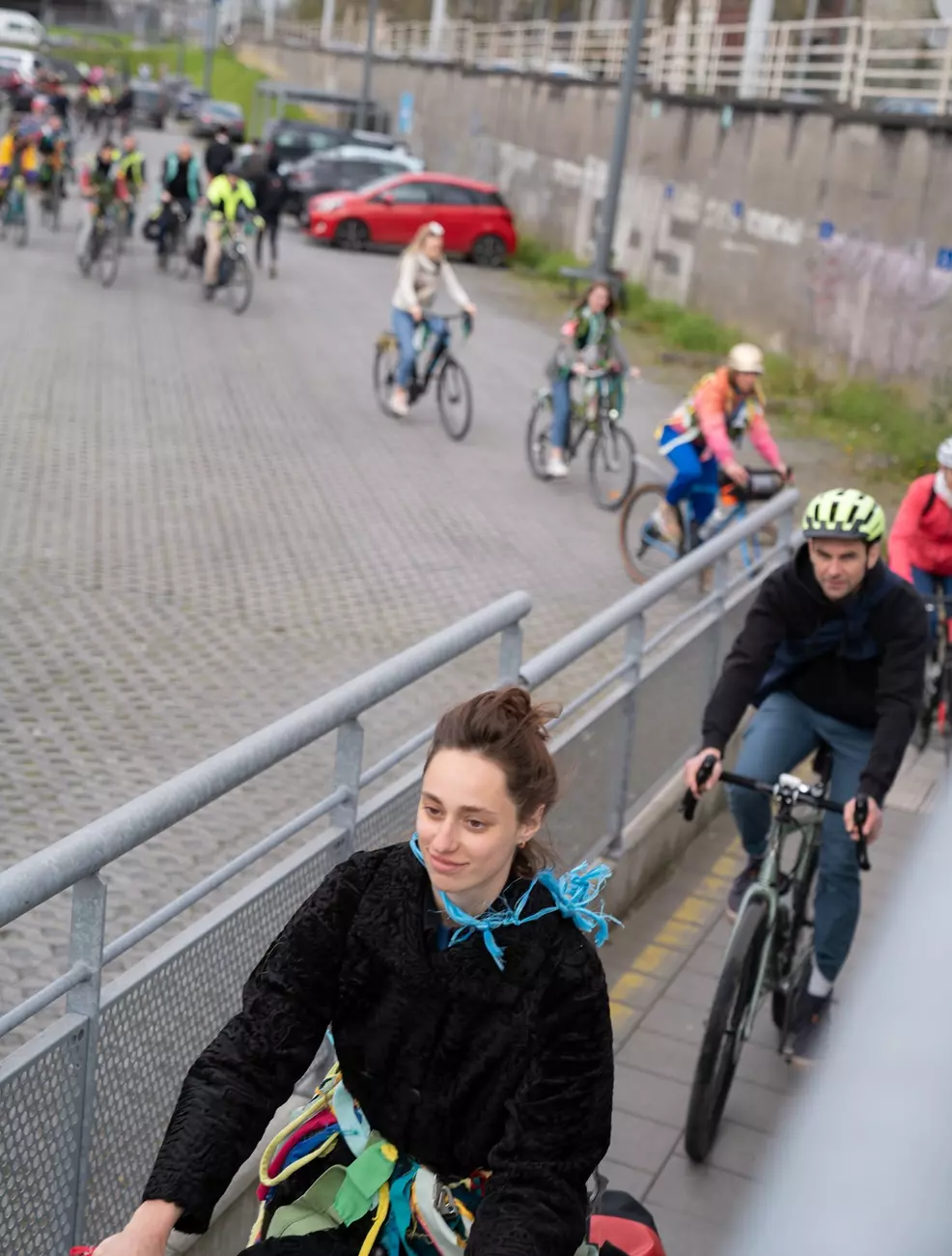 personnes en vélo dans les rues de mons