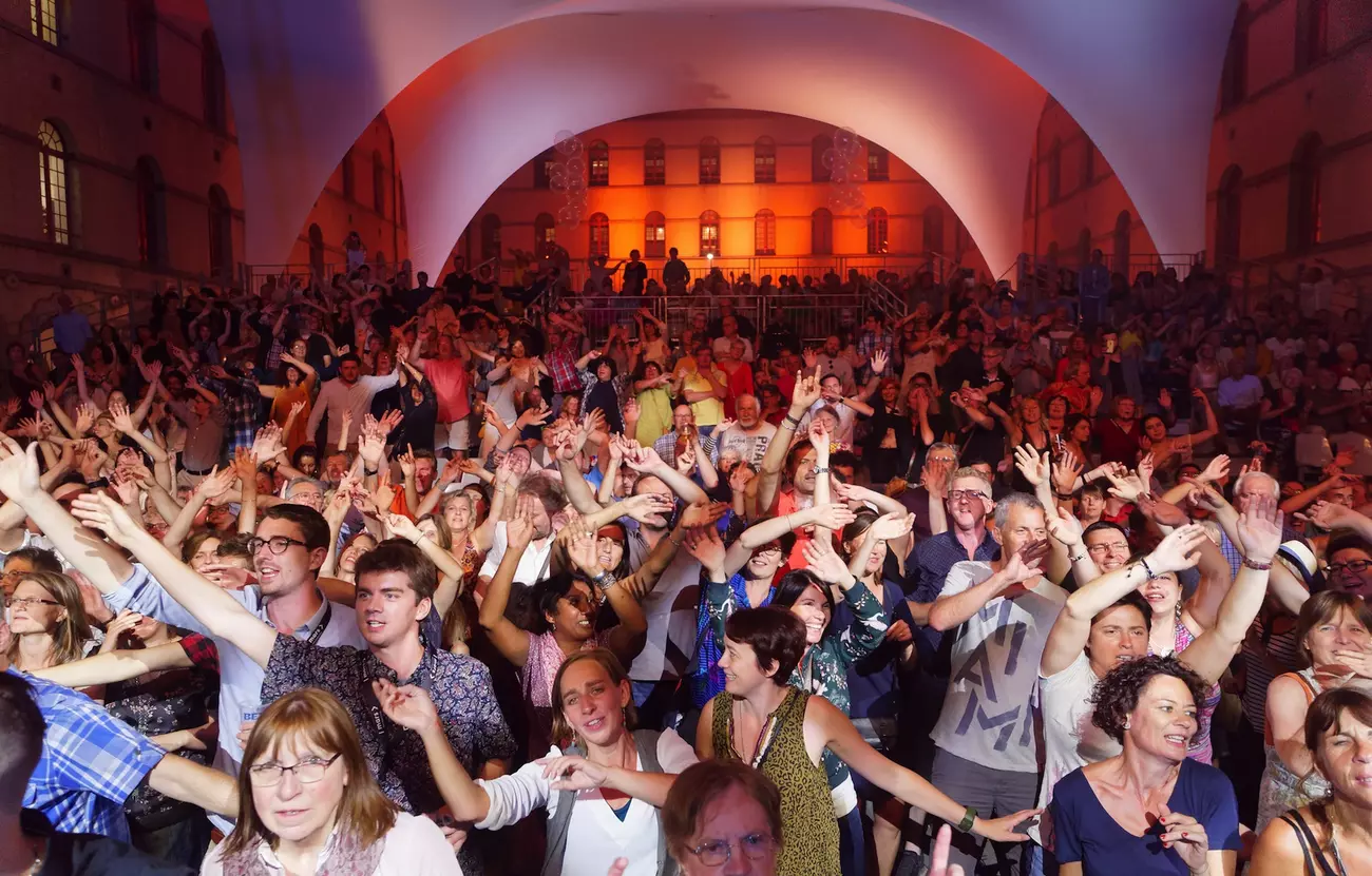 foule en liesse devant un concert