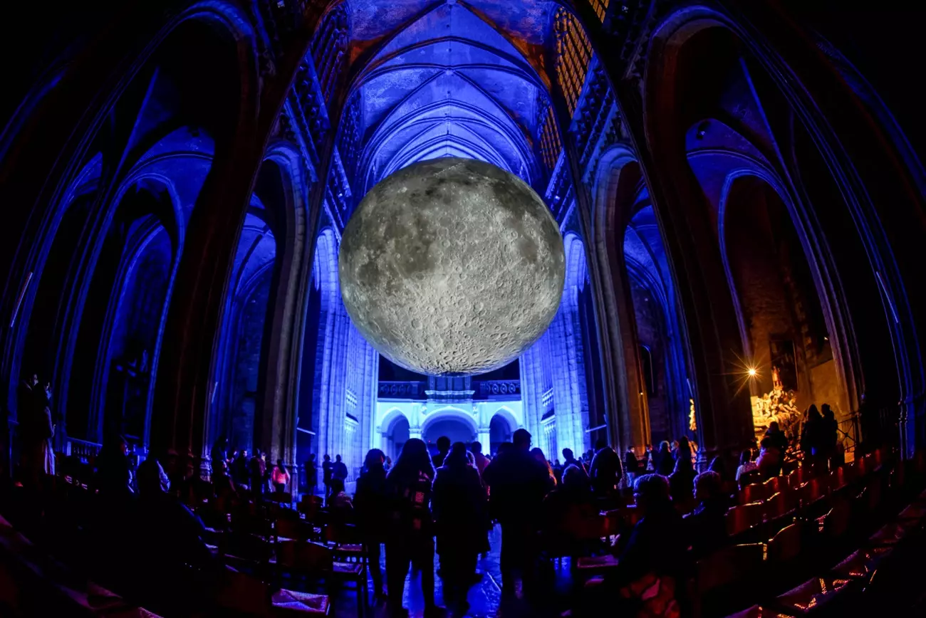 installation d'une lune au milieu de Sainte Waudru