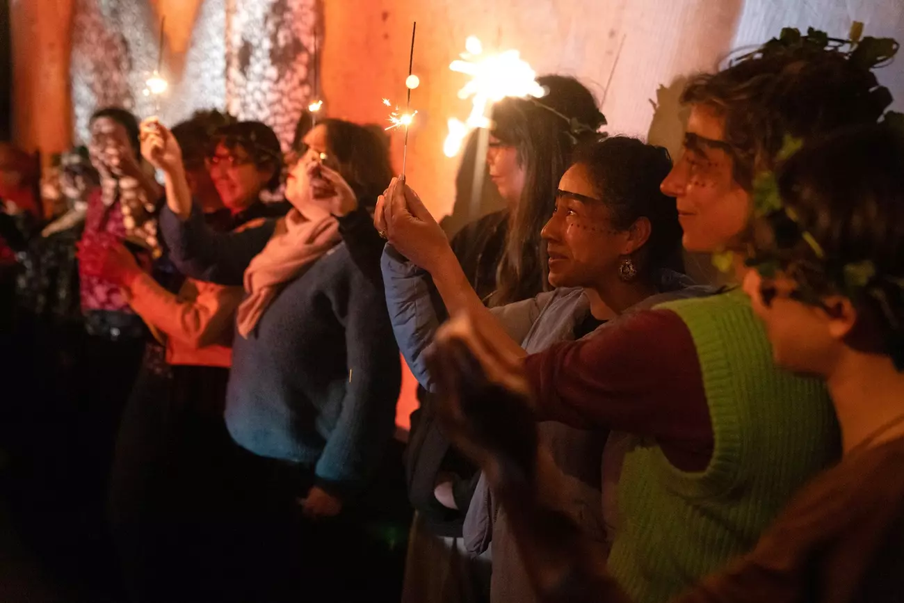 groupe de personnes avec des chandelles dans les mains, dans le cadre d'un spectacle participatif