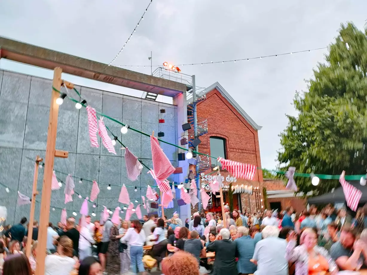 vue extérieure de la Maison Folie en mode fête