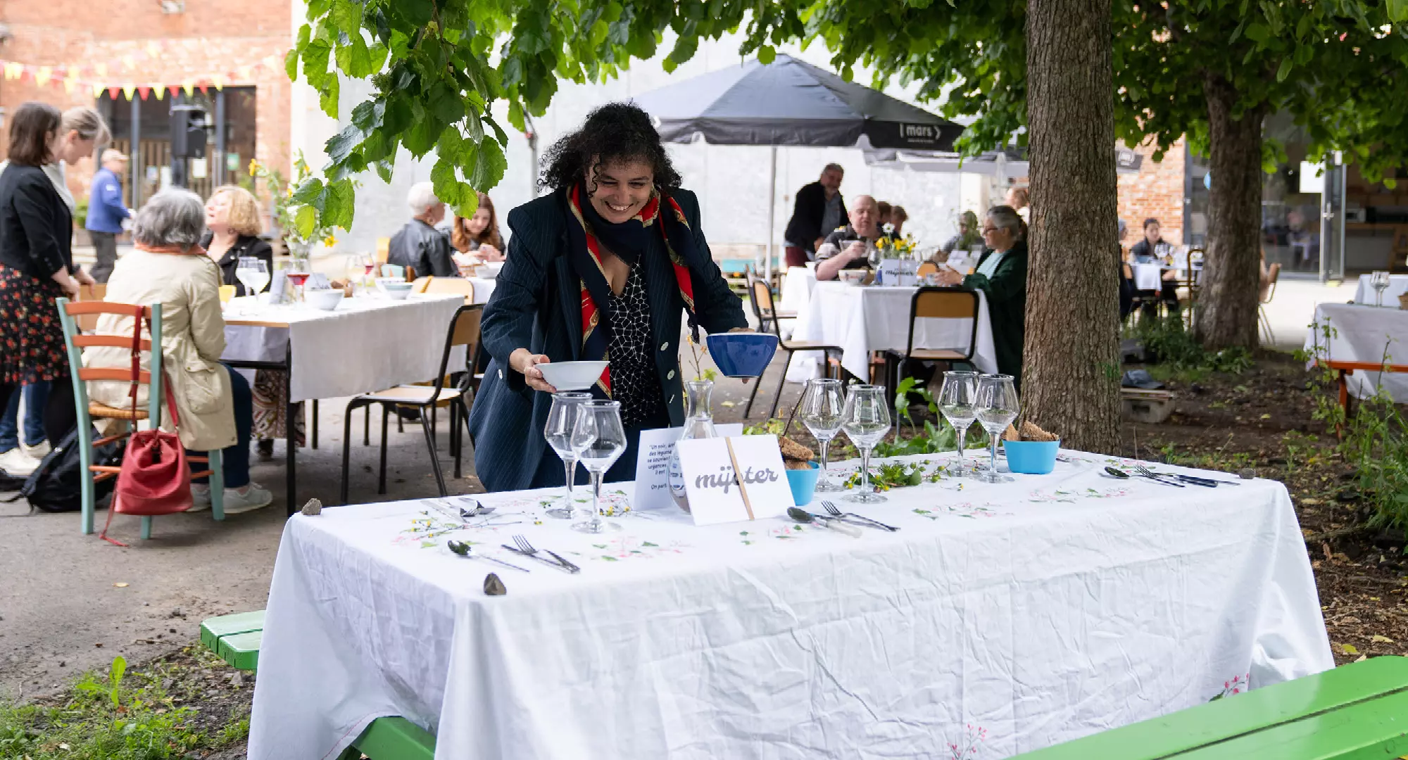 une personne prépare un belle table pour le repas