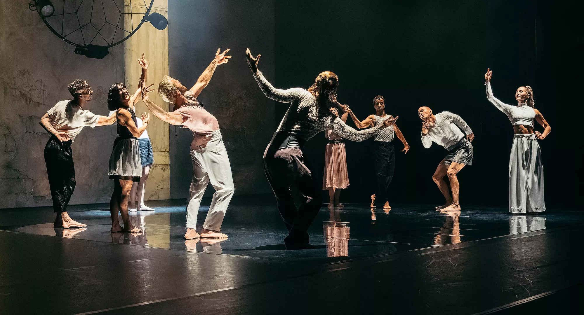 Danseurs et danseuses sur scène