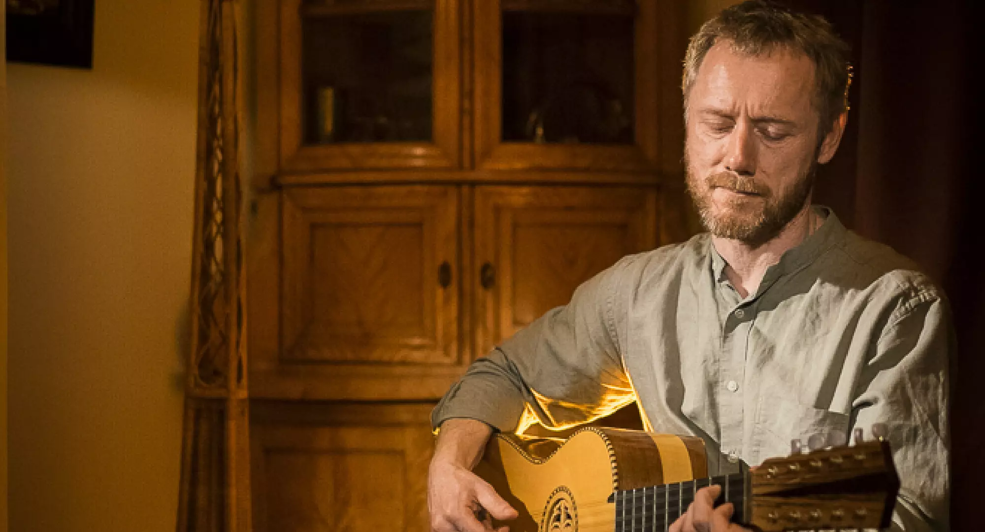 Photo de Vincent Noiret jouant de la guitare