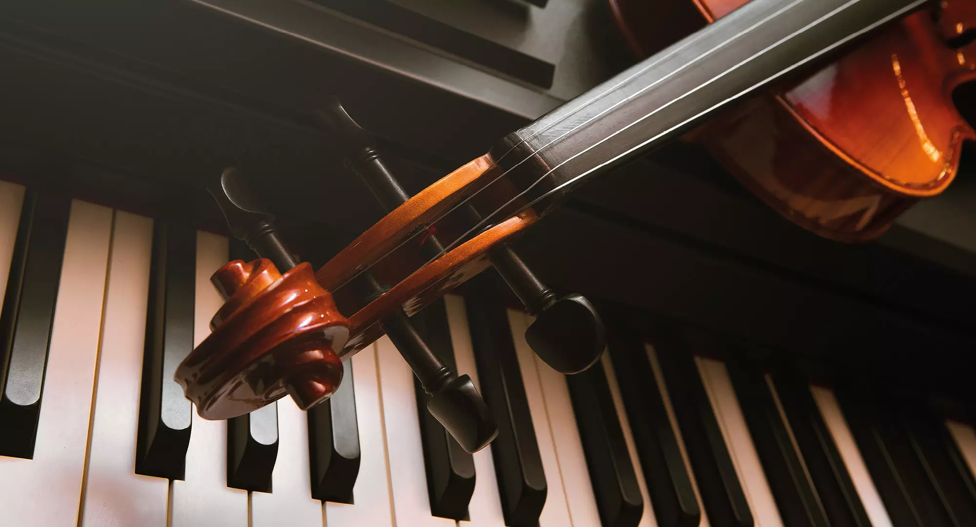 photo d'un violon posé sur le clavier d'un piano