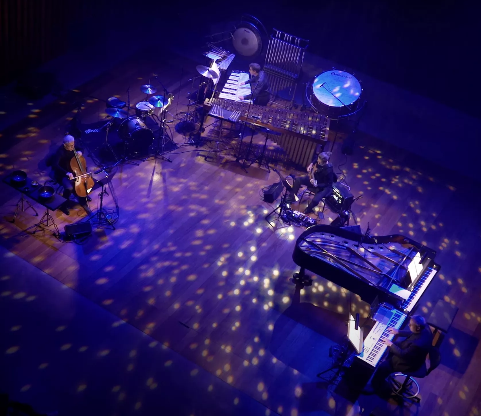 photo du dessus de la scène d'Arsonic avec les 4 musiciens en plein concert