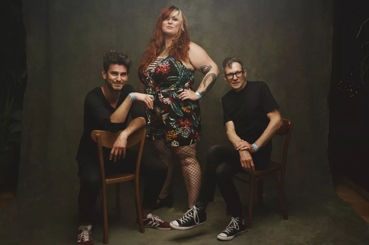 Photo de Sarah McCoy avec ses deux musiciens