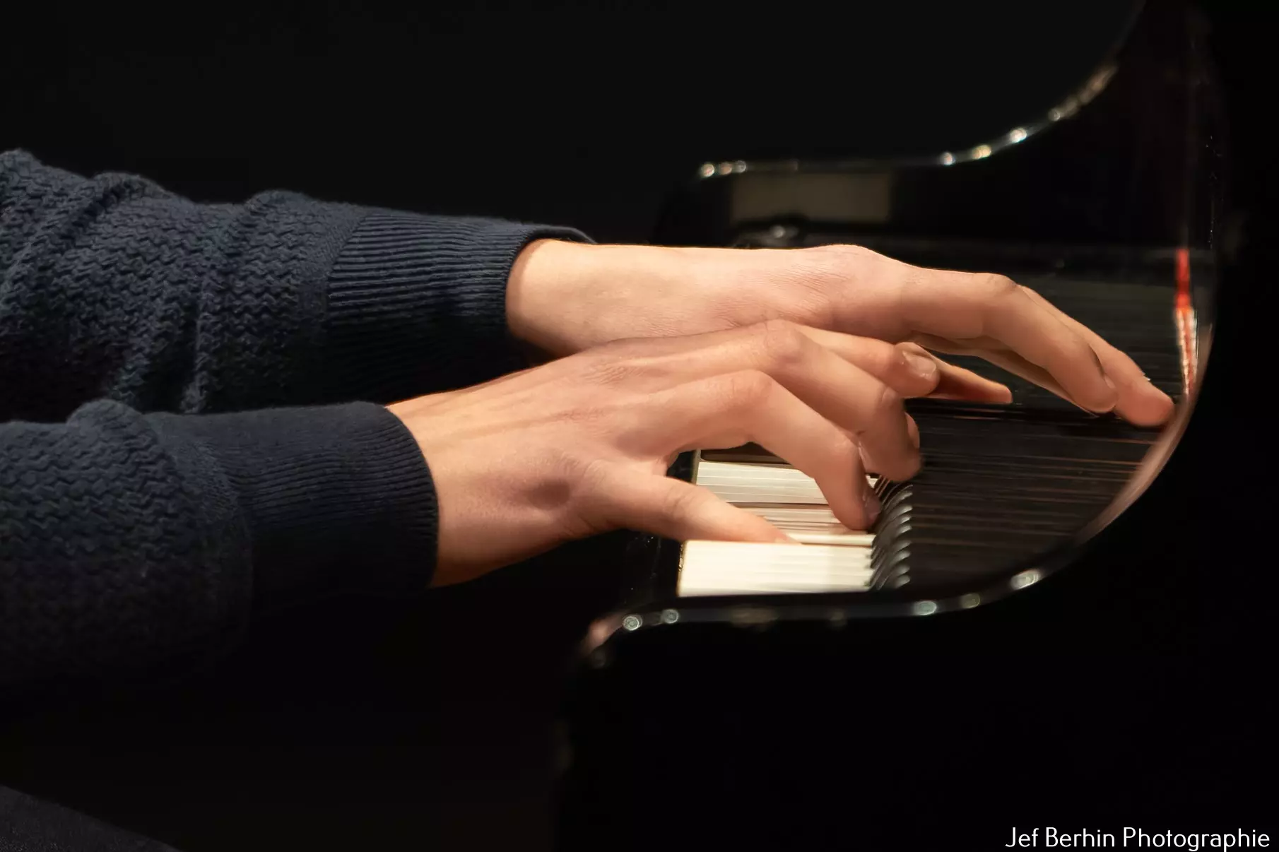 Gros plan sur des mains sur le clavier d'un piano