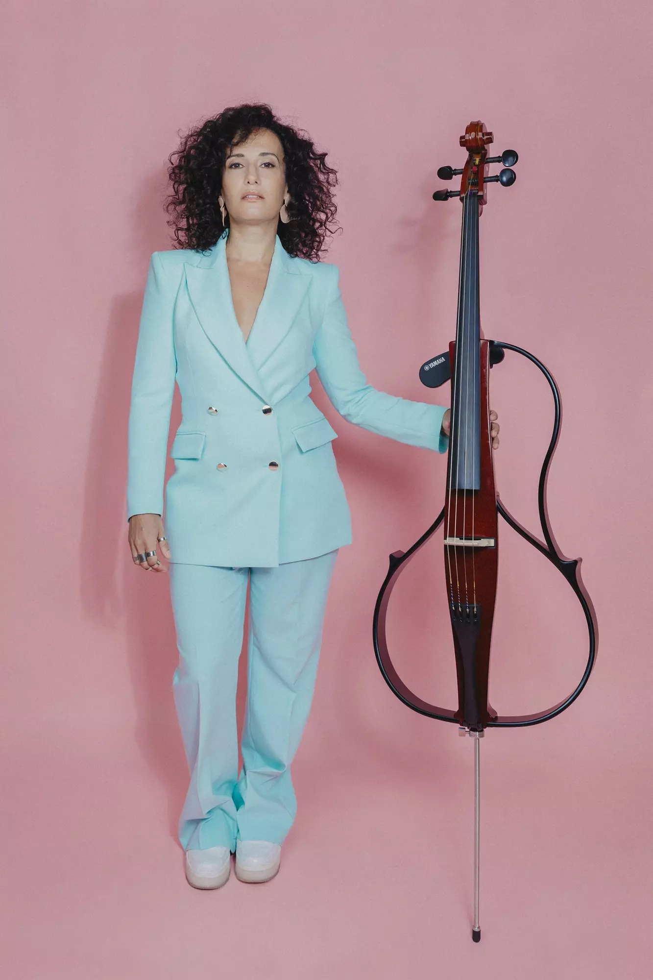 Portrait de Nesrine Belmokh avec son violoncelle