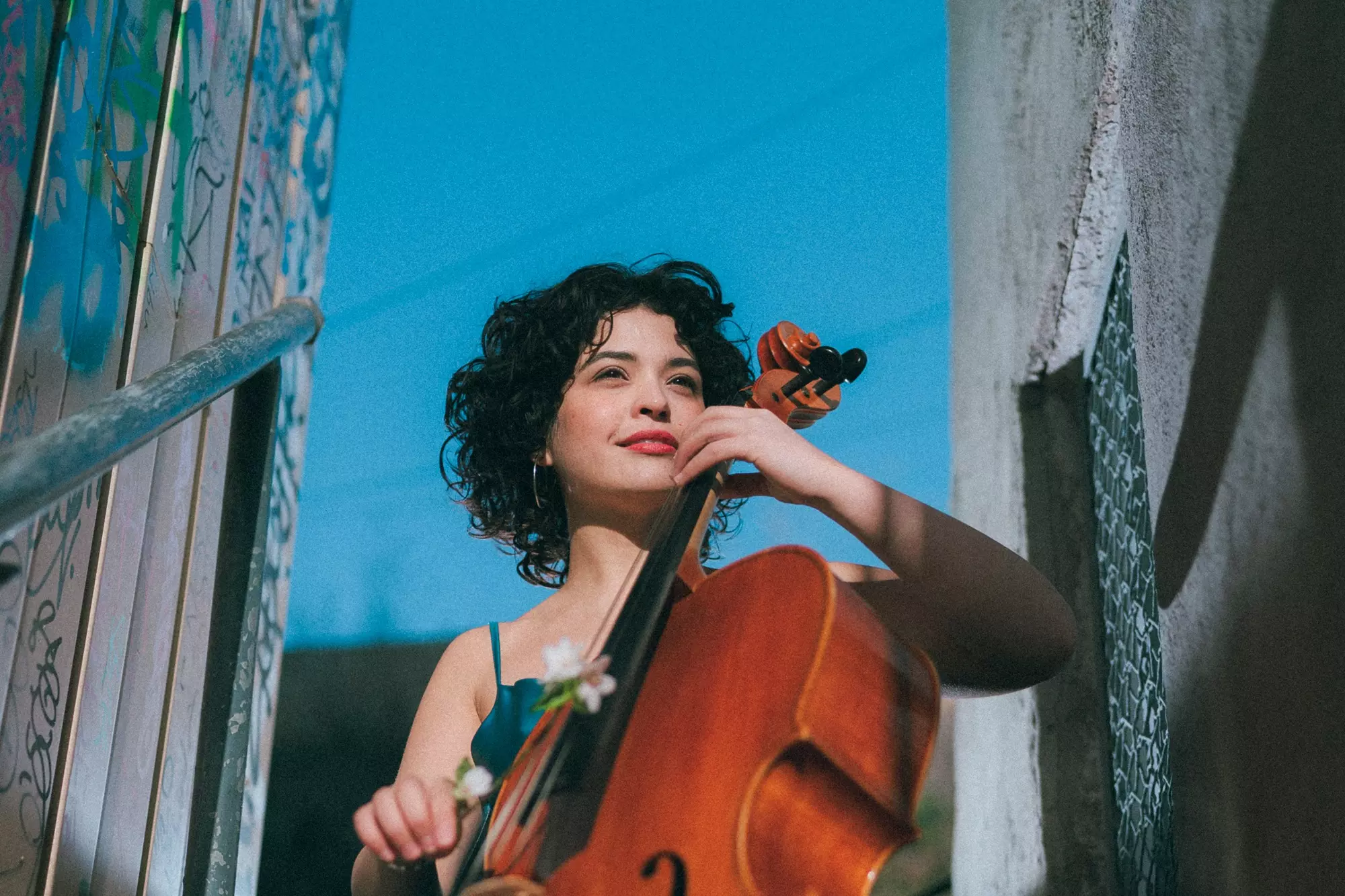 Portrait d'Ana Carla Maza avec son violoncelle