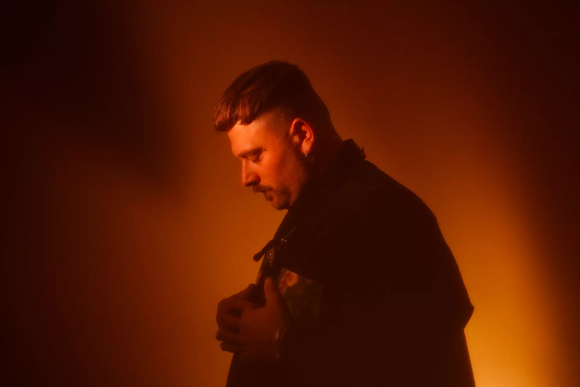 Portrait de Grégoire Gerstmans dans des lumières chaudes orangées