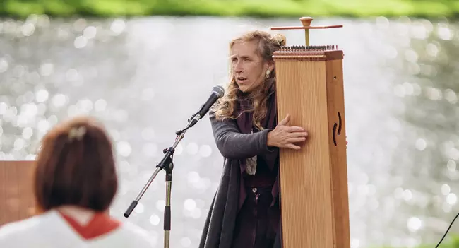 Marie Fripiat jouant de la Harpe en extérieur