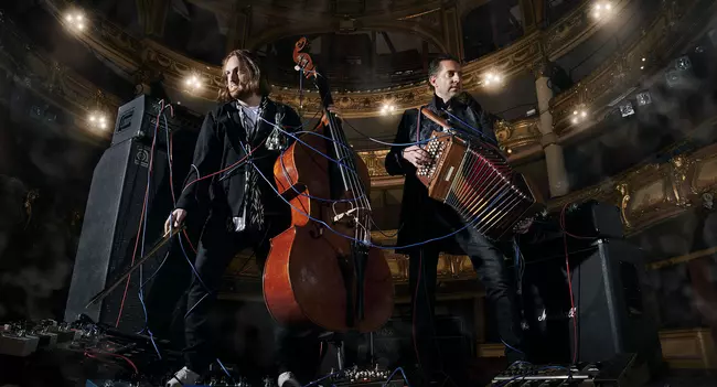 photo des artistes sur scène : un accordéoniste et un violoncelliste