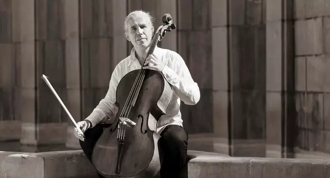 Photo de Jean Paul Dessy avec son violoncelle