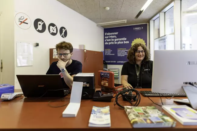 photo de Kevin et Catherine au desk de billetterie