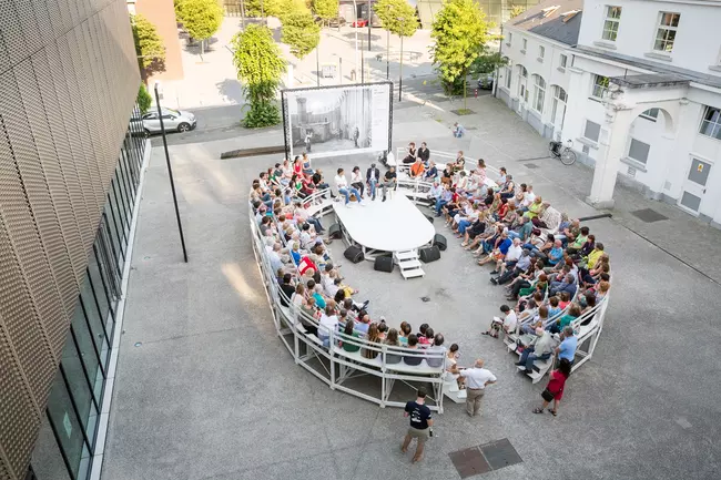 vue en hauteur de la cour du 106 en mode spectacle