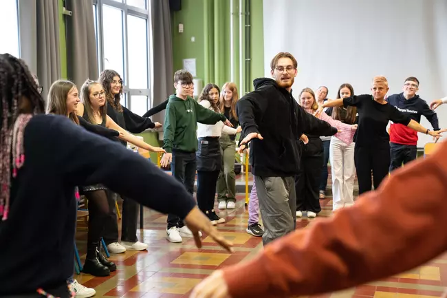 un artiste propose une animation danse en classe