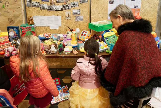 enfants devant un stand de cadeaux