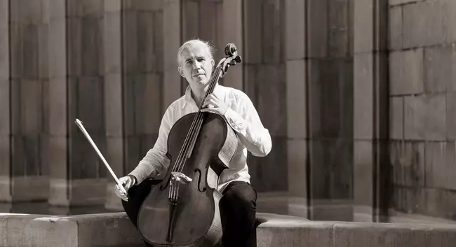 Portrait de Jean Paul Dessy avec son violoncelle