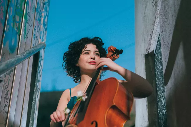 Portrait d'Ana Carla Maza avec son violoncelle