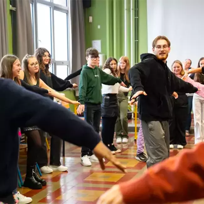 Un artiste propose une animation danse en classe