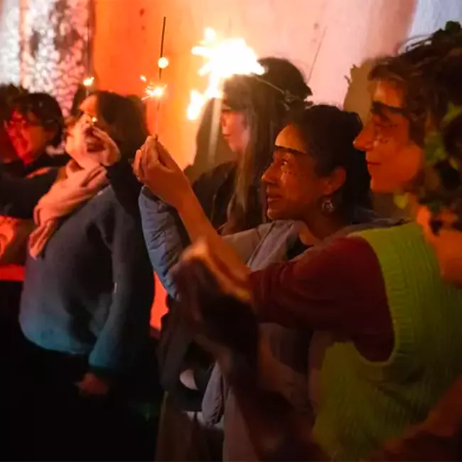 groupe de personnes avec des chandelles dans les mains, dans le cadre d'un spectacle participatif