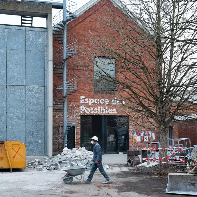 Ouvrier avec une brouette sur le chantier de la Maison Folie