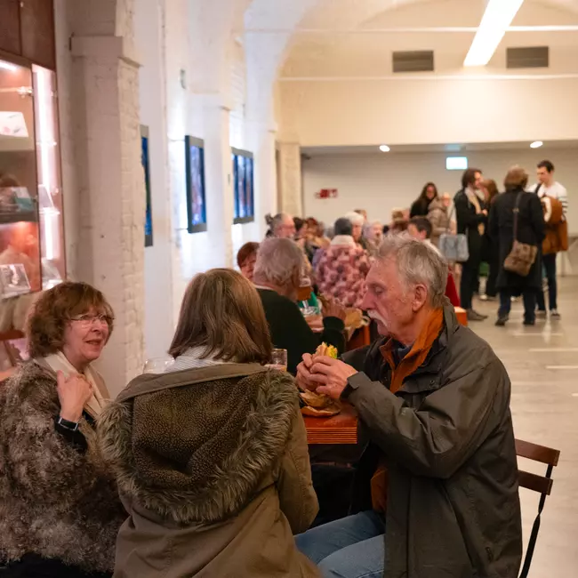 Spectateurs mangeant leur sandwich offert après une représentation des midis d'Arts²