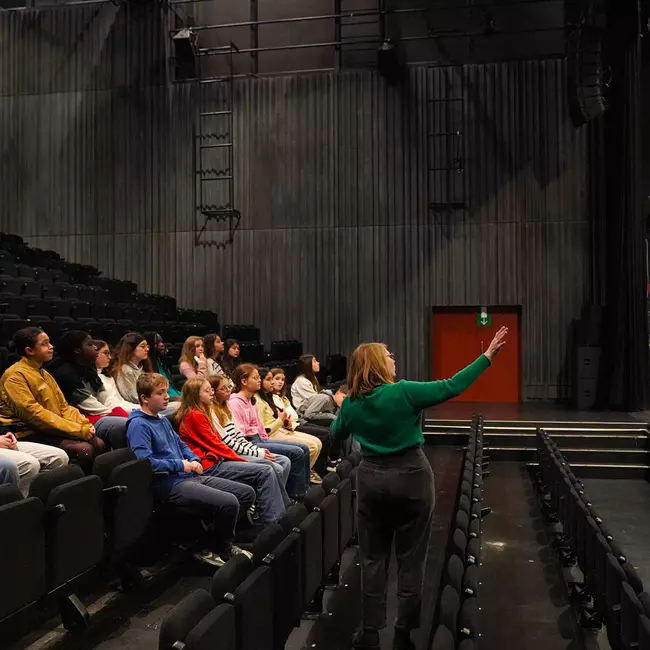 Clémence qui présente le théâtre le Manège à une classe