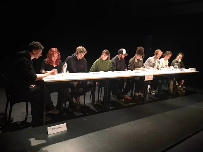 Grande tablée de personnes pour une lecture