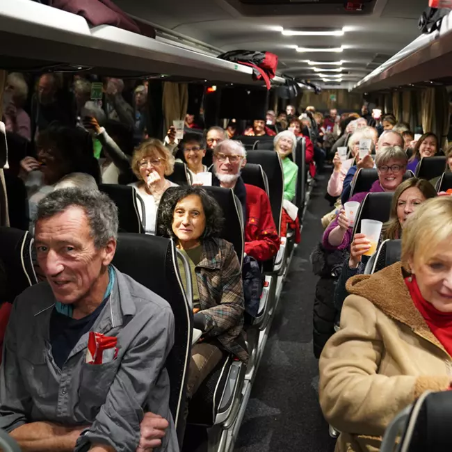 Personnes assises dans un bus rempli en direction de Maubeuge