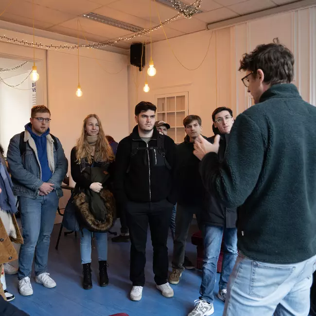 Marc explique le principe de la Maison Folie aux étudiants