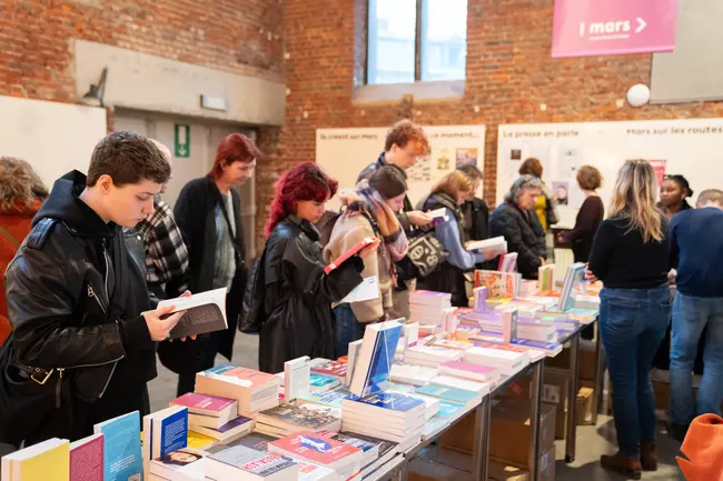 Personnes debout devant un stand de livres