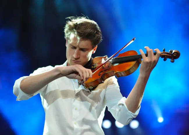 Lorenzo Gatto qui joue au violoncelle