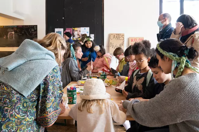 personnes autour d'une table qui créent ensemble