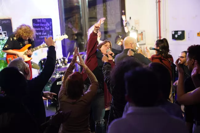 Groupe de personnes chantant et dansant lors d'une jam en folie