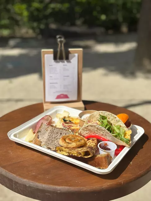 Le brunch d'Hanifa : une belle assiette sucrée - salée