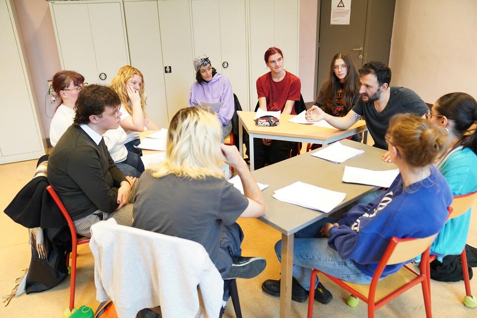 activité en classe avec un artiste