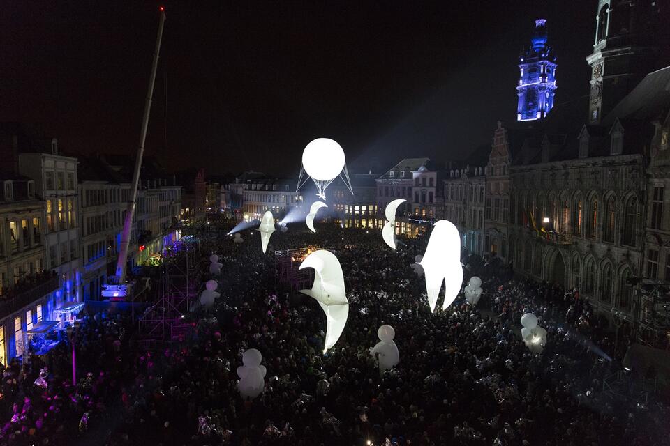 vue aérienne de la grand-place de mons lors de l'ouverture de Mons 2015, capitale européenne de la culture