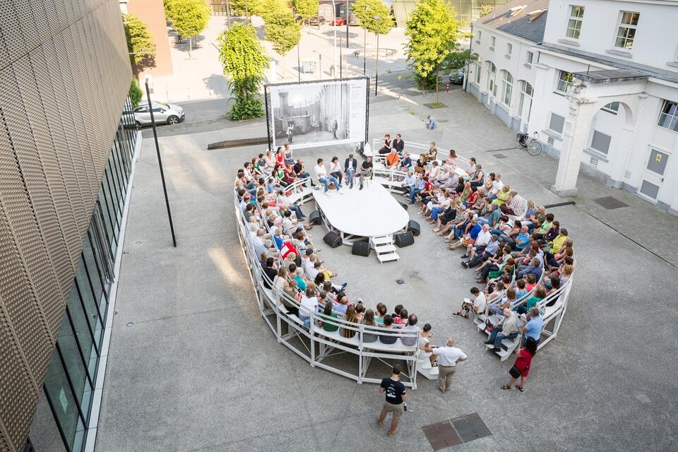 vue en hauteur de la cour du 106 en mode spectacle