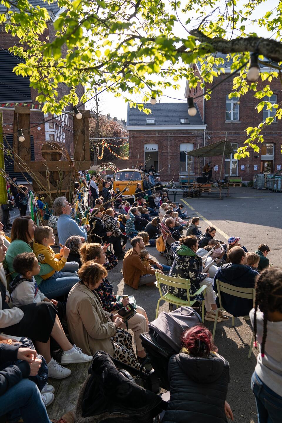 public dans la cour de la maison folie