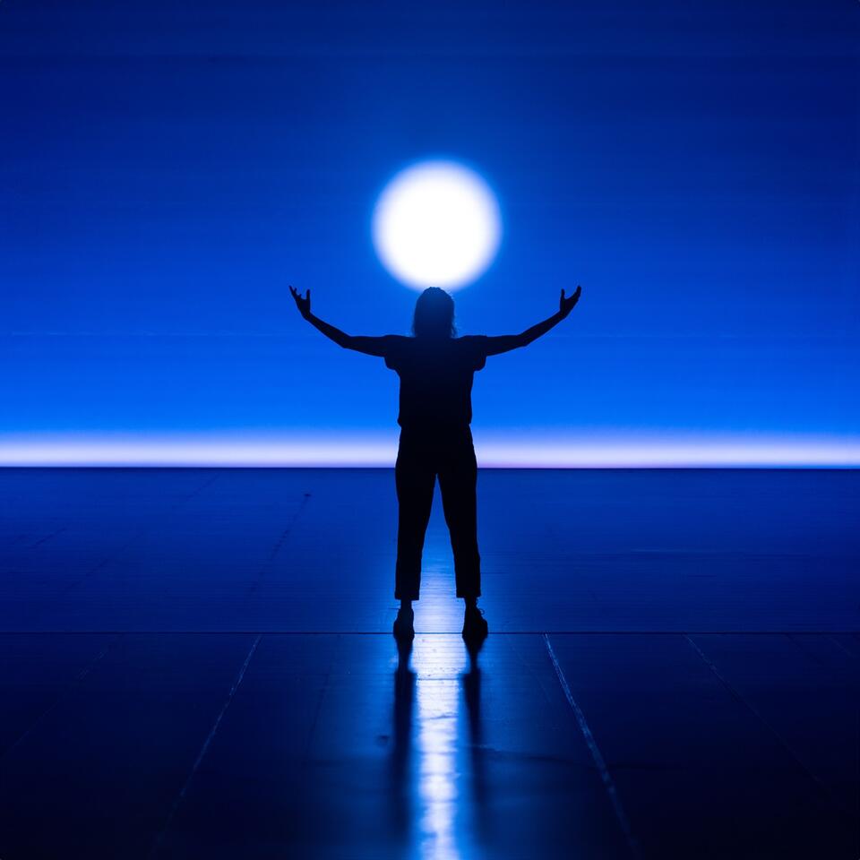 visuel du festival des musiques sacrées. un homme face à une lumière lunaire 