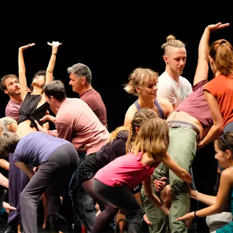 Des gens sur scène pour un atelier sur le toucher