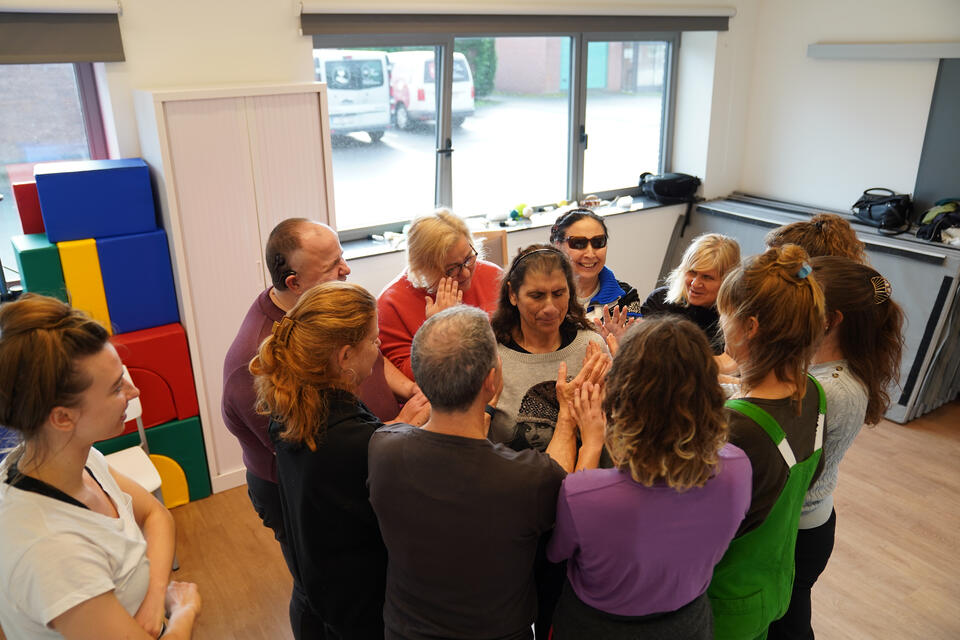 Atelier sur le toucher chez les amis des aveugles : personnes en cercle qui se touchent