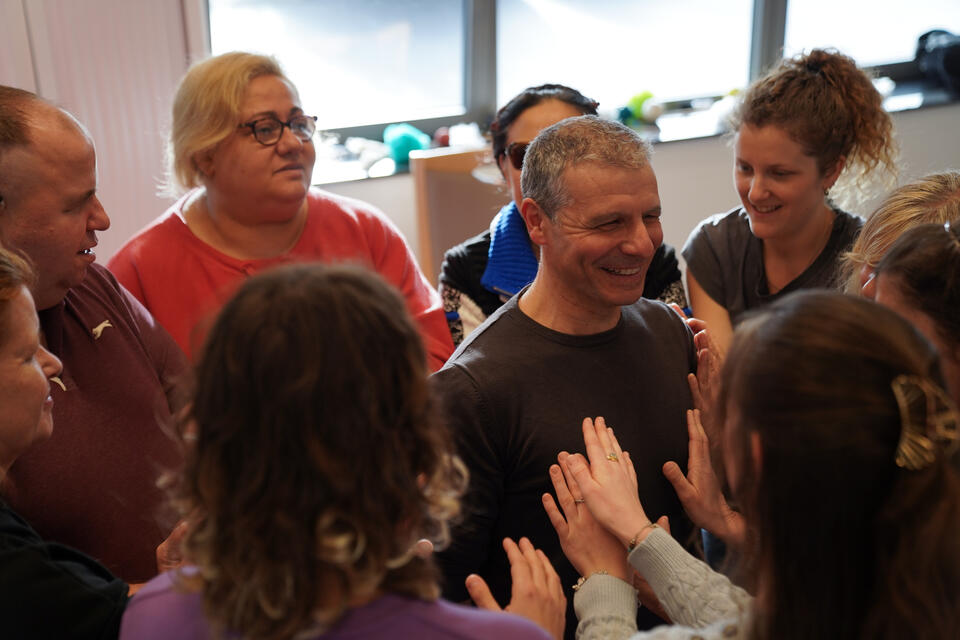 Atelier sur le toucher chez les amis des aveugles : personnes en cercle qui se touchent