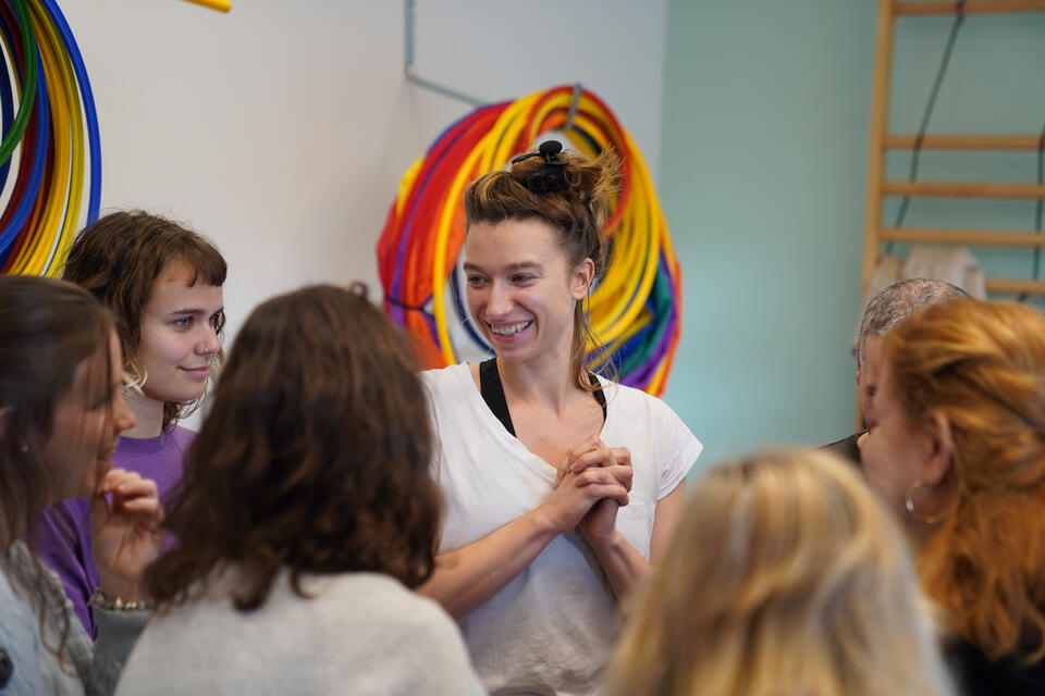 Lucie Yerlès qui mène un atelier chez les amis des aveugles